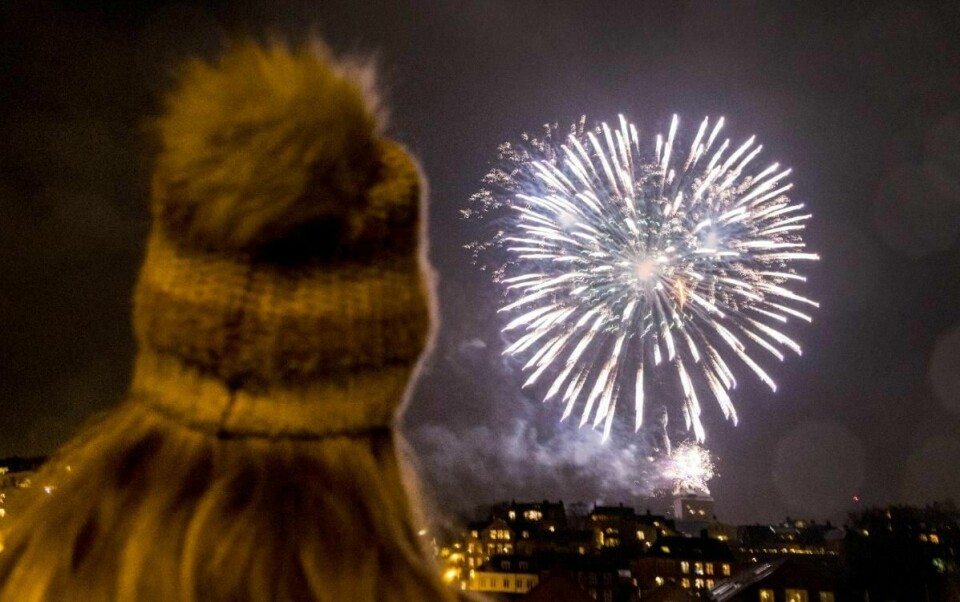 Nyttårsaften er en festkveld for både barn og voksne. Antall skader går fortsatt ned, men det er viktig å ta sine forholdsregler. Og kjæledyrene må ikke være alene. Illustrasjonsfoto: Gorm Kallestad / NTB scanpix