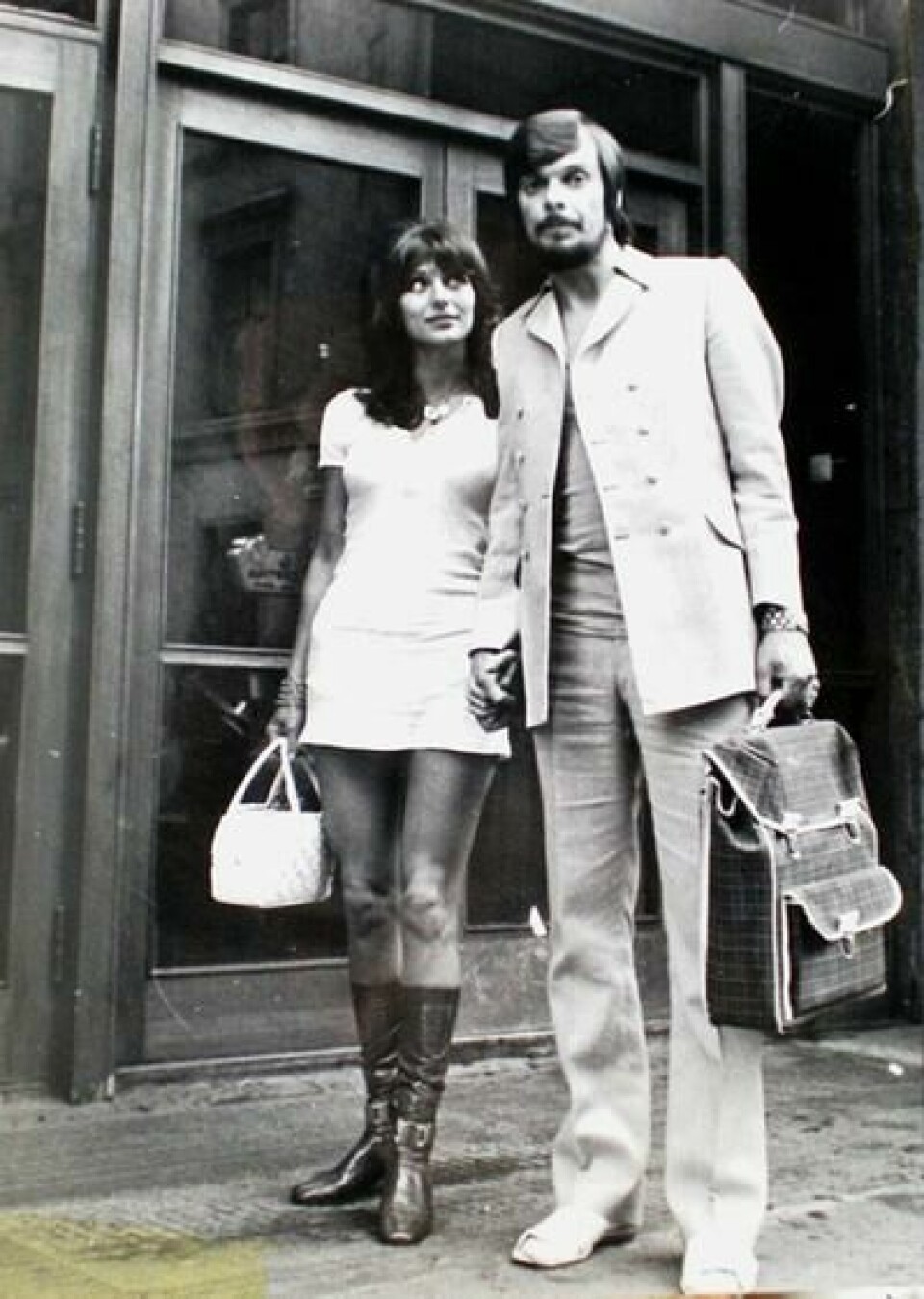 Vibeke og manager-mannen Sten Ekroth under første dag av Per Lilands rettssak, Sarpsborg 1970. I sin venstre hånd holder Sten en veske som inneholder den båndopptaker som spilte inn hele rettssaken. Foto gjengitt med tillatelse av Vibeke Ekroth Vibeke og manager-mannen Sten Ekroth under første dag av Per Lilands rettssak, Sarpsborg 1970. I sin venstre hånd holder Sten en veske som inneholder den båndopptaker som spilte inn hele rettssaken. Foto gjengitt med tillatelse av Vibeke Ekroth