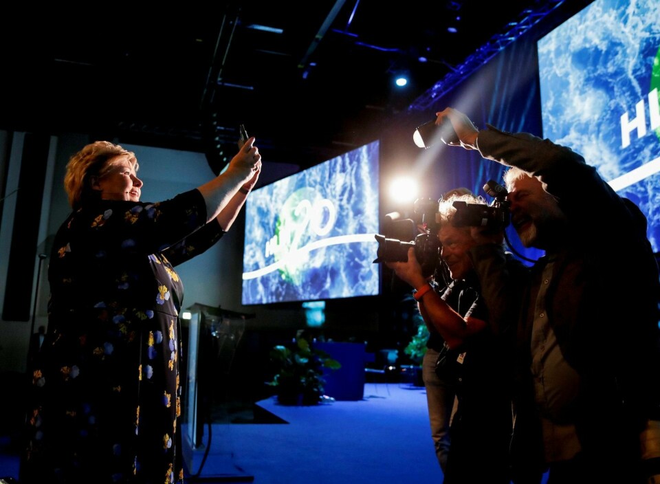 Statsminister Erna Solberg tar et bilde av fotografene under Høyres landsmøte på Gardermoen i forrige måned. Foto: Vidar Ruud/NTB