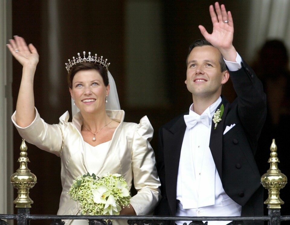 Prinsesse Märtha Louise og Ari Behn giftet seg i Trondheims domkirke Nidarosdomen i 2002. TRONDHEIM 20020524 Prinsessebryllup. Prinsesse Märtha Louise og Ari Behn gifter seg i Trondheims domkirke Nidarosdomen.
Her vinker brudeparet til folket fra trappen på Stiftsgården etter vielsen. Märtha har dronning Mauds diadem som brudekrone.
Foto: Heiko Junge / SCANPIX