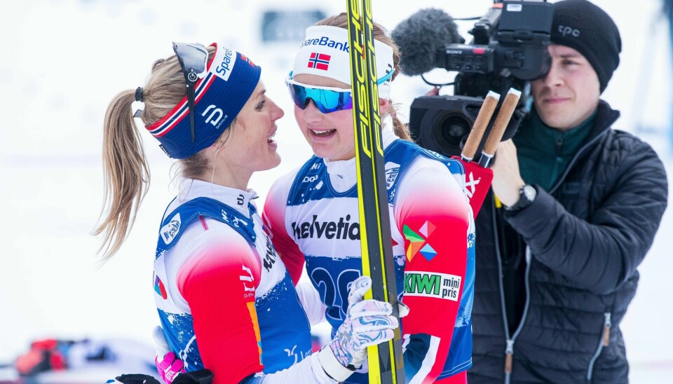 Therese Johaug (t.v.) og Ingvild Flugstad Østberg hadde mye å snakke om etter lørdagens renn.