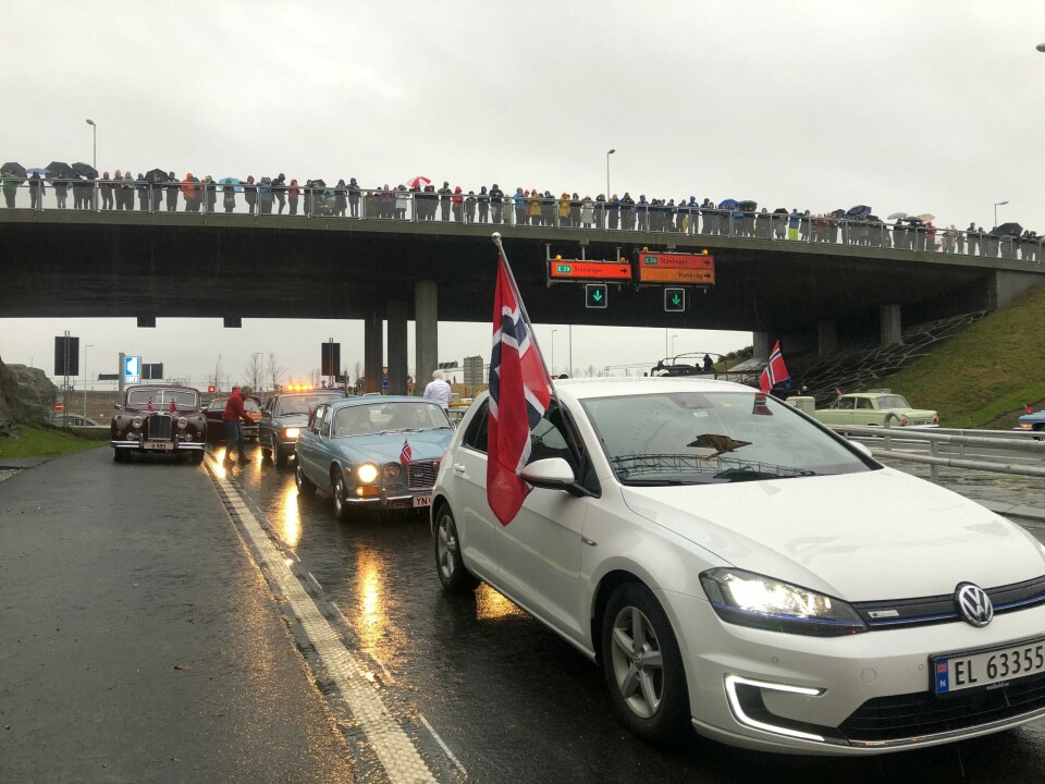 Håkon Norland og faren John Inge Norland kjørte den første bilen gjennom Ryfylketunnelen. På Hundvåg ble de møtt av en stor folkemengde på broen. Foto: Tone Helene Oskarsen Håkon Norland og faren John Inge Norland kjørte den første bilen gjennom Ryfylketunnelen. På Hundvåg ble de møtt av en stor folkemengde på broen. Foto: Tone Helene Oskarsen