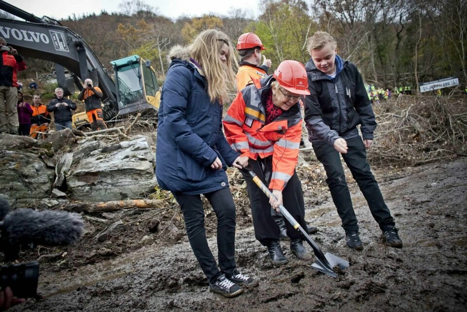 Slik så det ut da Magnhild Meltveit Kleppa tok det første spadetaket for Ryfast i november 2012. Foto: Erik Holsvik