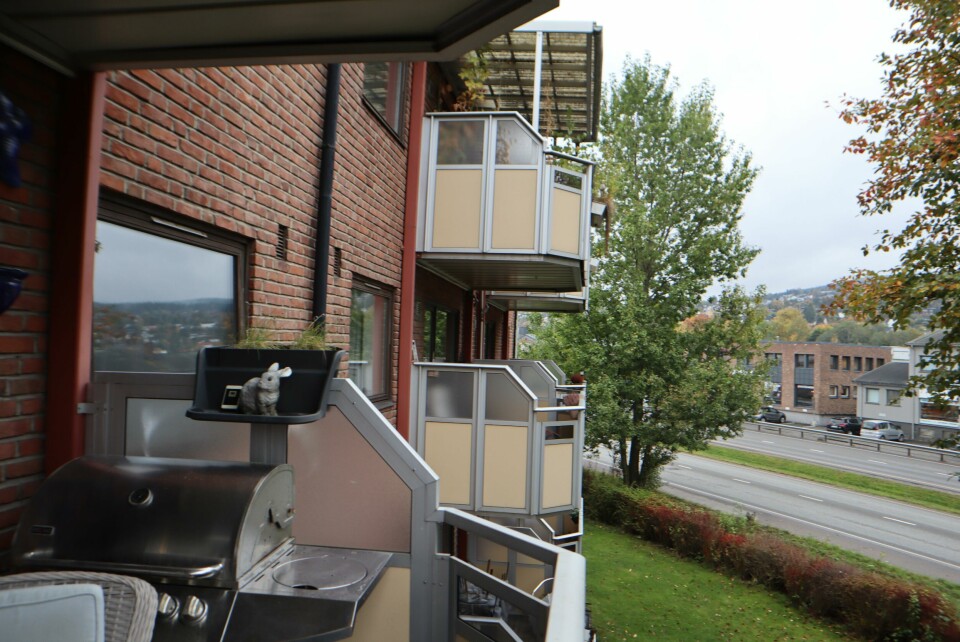 Utsikten fra verandaen. Nabo Anne Kristin Giæver bor enda nærmere veien enn Grethe Beck. Utsikten fra verandaen. Nabo Anne Kristin Giæver bor enda nærmere veien enn Grethe Beck.