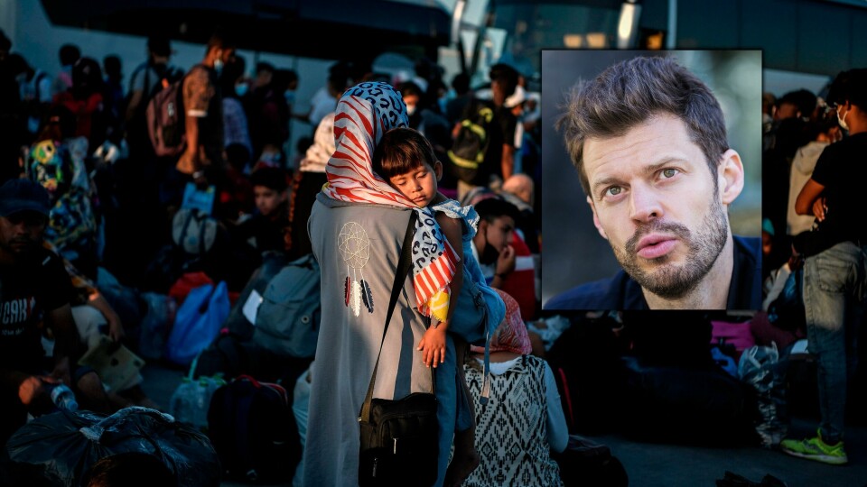 – Vi vet regjeringen er i stand til å telle til lenger enn femti, i hvert fall hvis vi tvinger dem til å prøve, sier Bjørnar Moxnes (Rødt). A woman holds her child as refugees from the islands of Lesbos, Chios, Samos , Kos and Leros wait to board buses after disembarking at the port of Lavrio, some 70 km south-east of Athens, prior to be transferred to camps in mainland Greece, on September 29, 2020. - The first groups of 724 refugees from the gutted Moria camp and another 210 from the camps at other Aegean islands were transferred on September 29, 2020, in a bid to decongest the overcrowded island camps. (Photo by LOUISA GOULIAMAKI / AFP)