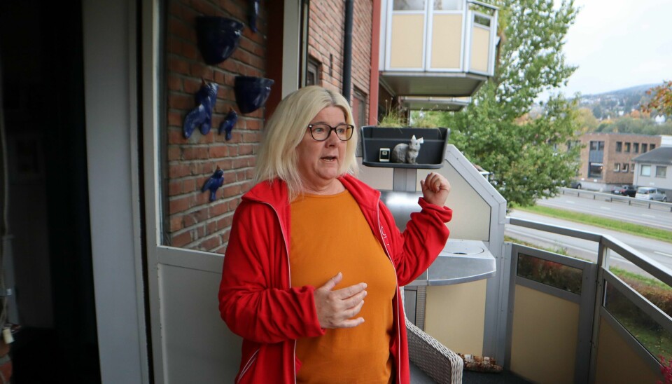 Grethe Beck på verandaen, som leder rett ut mot en av Drammens mest trafikkerte veier. Hun forteller at hun ofte må skrike til naboen på naboverandaen for å bli hørt over støyen.