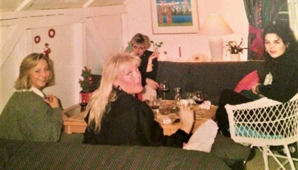 Her sitter vi, lørdags kveld etter at vi har vært på jobb. Hun som jobbet i parfymeri, hun i sentralbordet, hun som jobbet på kafé og undertegnede som jobbet i butikk. Alle foto: Privat
