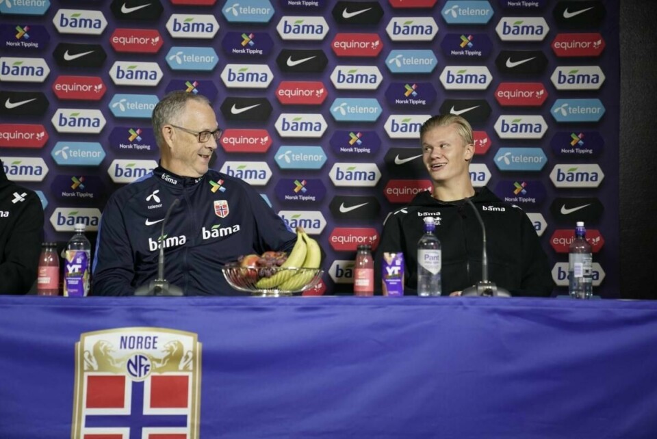 Lars Lagerbäck og Erling Braut Haaland under mandagens pressekonferanse. Foto: Stian Lysberg Solum / NTB.