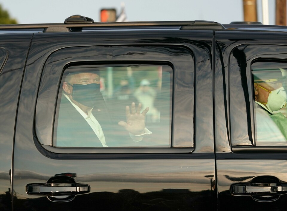 A car with US President Trump drives past supporters in a motorcade outside of Walter Reed Medical Center in Bethesda, Maryland on October 4, 2020. (Photo by ALEX EDELMAN / AFP) A car with US President Trump drives past supporters in a motorcade outside of Walter Reed Medical Center in Bethesda, Maryland on October 4, 2020. (Photo by ALEX EDELMAN / AFP)