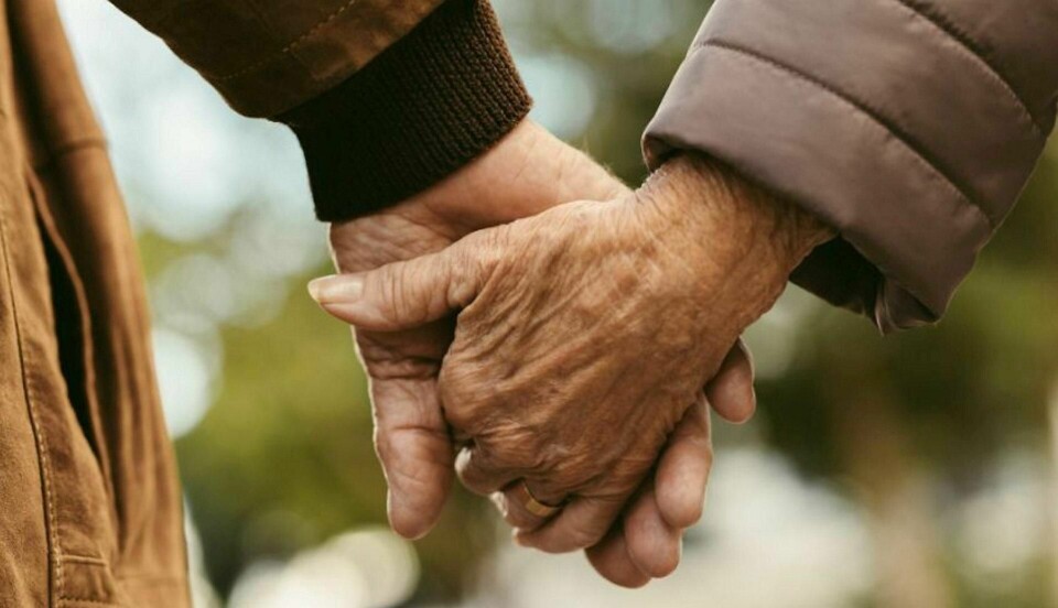 Eldre har også sex, intimitet og romantiske relasjoner. Dette må vi snakke mer om, skriver innleggsforfatterne. Foto: iStock