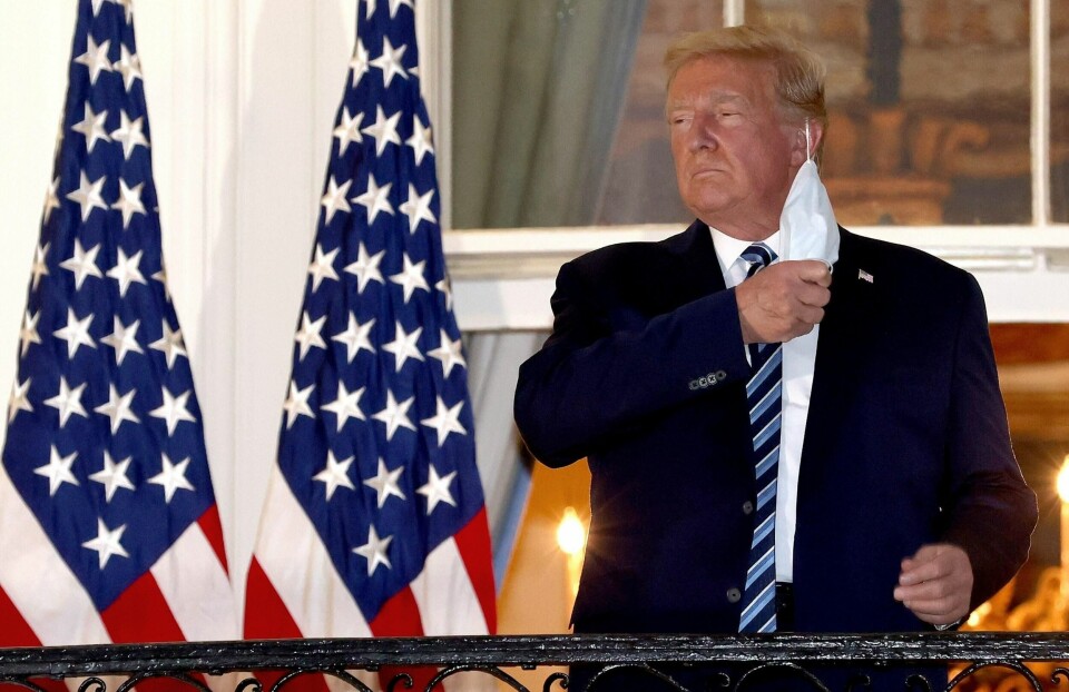 Donald Trump tok av seg munnbindet da han mandag kom tilbake til Det hvite hus etter sykehusoppholdet.