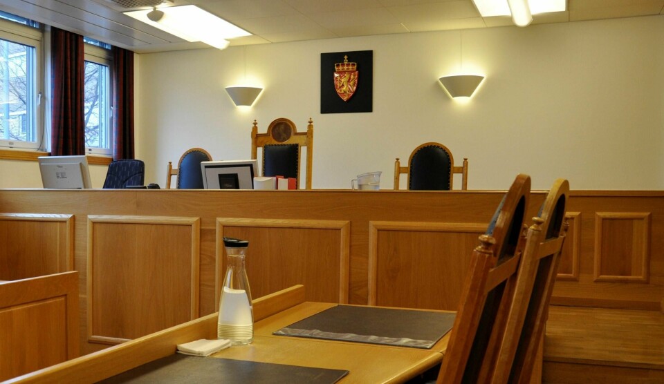 En mor og en stefar må i mars møte i Fredrikstad tingrett, anklaget for langvarig fysisk og psykisk mishandling av kvinnens tre sønner og hennes datter. Begge nekter straffskyld.