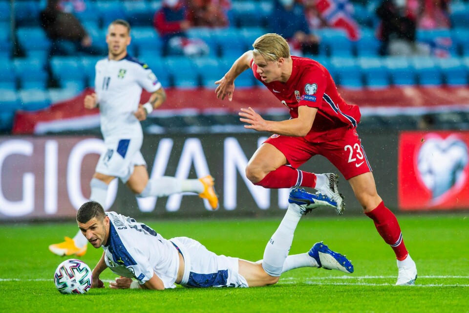 Serbias Stefan Mitrovic i duell med Norges Erling Braut Haaland under semifinalen i EM-omspillet i fotball Norge og Serbia på Ullevaal stadion. Foto: Fredrik Varfjell / NTB