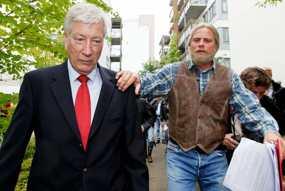 OSLO 20100824.Finansminister Sigbjørn Johnsen (tv) og 'Vaktmester Narvestad' alias skuespiller Robert Stoltenberg under presentasjonen av innføringen for den nye metoden for beregningen av likningsverdin på boliger i Norge. 1.9 millioner må sende inn opplysninger om boligens areal, beliggenhet og alder for å få ny likningsverdi på boligen.'Vent, jeg skal gå først inn' sier Narvestad og tar et godt tak i finansministeren..Foto: Cornelius Poppe / NTB OSLO 20100824.
Finansminister Sigbjørn Johnsen (tv) og 'Vaktmester Narvestad' alias skuespiller Robert Stoltenberg under presentasjonen av innføringen for den nye metoden for beregningen av likningsverdin på boliger i Norge. 1.9 millioner må sende inn opplysninger om boligens areal, beliggenhet og alder for å få ny likningsverdi på boligen.
'Vent, jeg skal gå først inn' sier Narvestad og tar et godt tak i finansministeren..
Foto: Cornelius Poppe / NTB