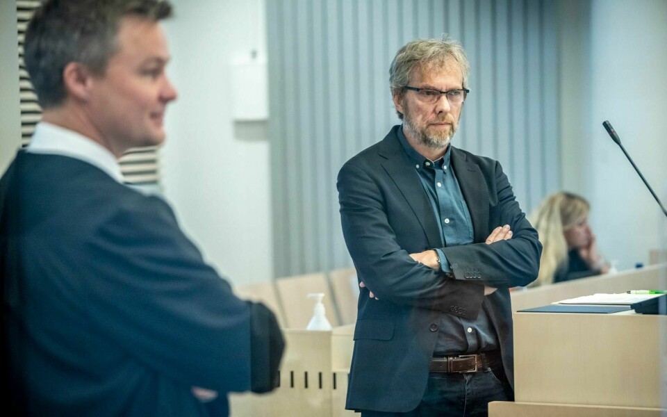 Oslo tingrett har ikke tatt begjæringen fra forsvaret i Bertheussen-saken til følge om å utlevere eposter fra NRK og Dagbladet. Her forsvarer Bernt Heiberg (til venstre) og journalist Tormod Strand under rettssaken i Oslo tingrett.