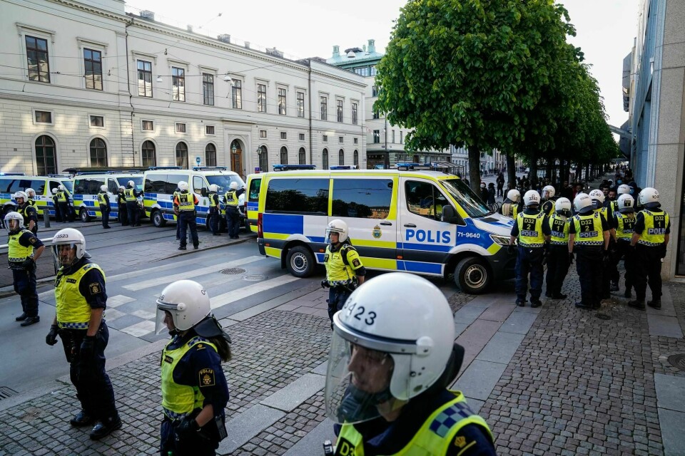 Fire svenske politifolk havnet på sykehus etter en kollisjon da de rykket ut til en bombeeksplosjon i Göteborg i går. Her fra en demonstrasjon i Göteborg tidligere i år.