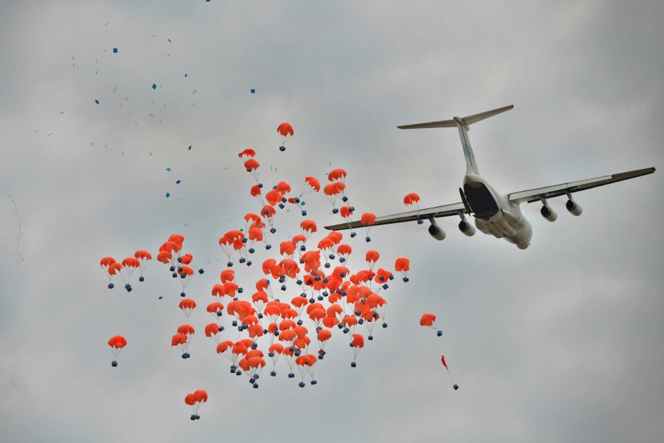 (FILES) In this file photo taken on February 06, 2020 A Russian-made Ilyushin airlifter aircraft leased to the World Food Programme (WFP) makes a drop of food aid near a village in Ayod county, South Sudan. The World Food Progamme (WPF) wins the 2020 Nobel Peace Prize, the Norwegian Nobel Committee has has announced on October 09, 2020. (Photo by TONY KARUMBA / AFP) (FILES) In this file photo taken on February 06, 2020 A Russian-made Ilyushin airlifter aircraft leased to the World Food Programme (WFP) makes a drop of food aid near a village in Ayod county, South Sudan. The World Food Progamme (WPF) wins the 2020 Nobel Peace Prize, the Norwegian Nobel Committee has has announced on October 09, 2020. (Photo by TONY KARUMBA / AFP)