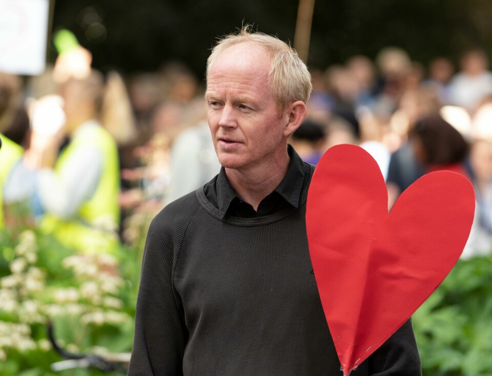 Lars Haltbrekken, stortingspolitiker for SV. Trondheim 20190619.Stortingsrepresentant Lars Haltbrekken deltar på støttemarkering for familien Abbasi. Søsknene Yasin, Taibeh, Ehsan og deres mor Atefa Rezaie natt til lørdag 15. juni ble hentet av politiet fra hjemmet på Møllenberg i Trondheim, fraktet videre og ut av landet til Tyrkia. Her fra Tordenskjolds parken onsdag ettermiddag.Foto: Ned Alley / NTB