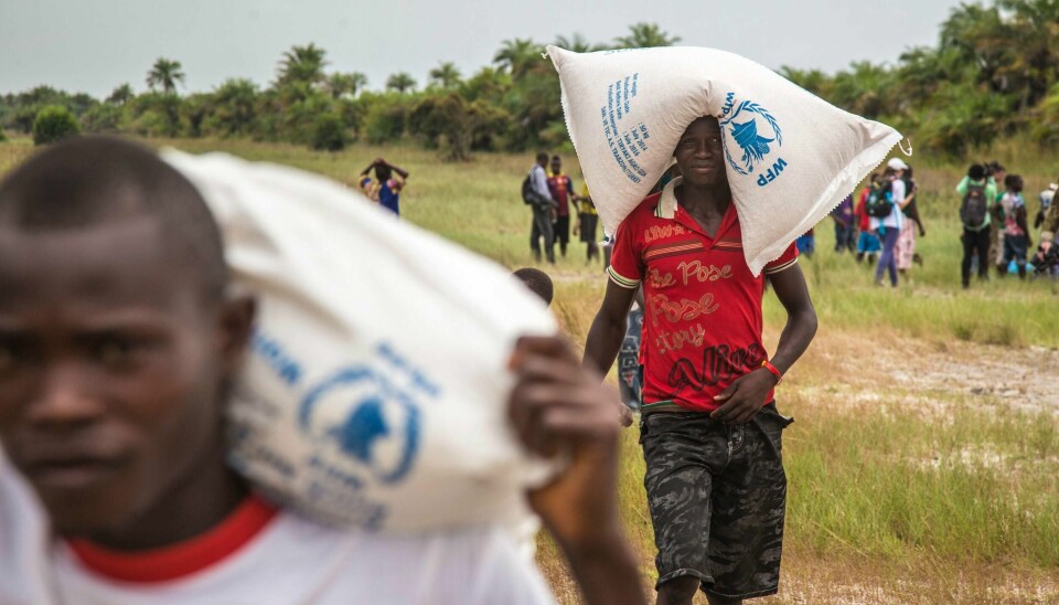 Mennesker i Sierra Leone bærer nødhjelp fra Verdens matvareprogram i 2014.