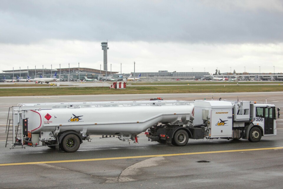 Flere titall ansatte ved Gardermoen Fuelling Services blir tatt ut i streik fra mandag morgen hvis ikke meklingen om oljetransportavtalen fører fram. Fristen er midnatt.