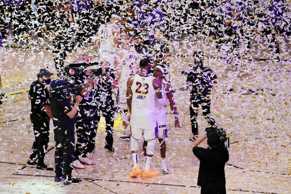Los Angeles Lakers og LeBron James (23) jubler etter å ha vunnet NBA-tittelen.