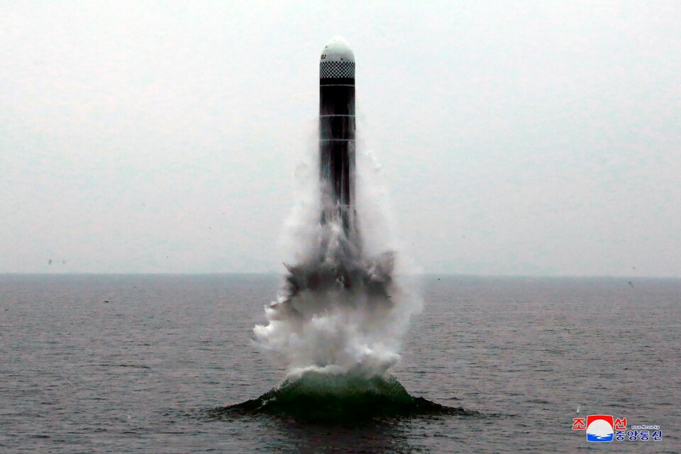En rakettest utført av det nordkoreanske forsvaret i oktober i fjor. FILE - In this Oct. 2, 2019, file photo provided by the North Korean government, an underwater-launched missile lifts off in the waters off North Korea's eastern coastal town of Wonsan, North Korea. For months, North Korea has been relatively uncombative, as leader Kim Jong Un grapples with the coronavirus pandemic, a string of natural disasters and the deepening economic pain from years of tough U.S.-led sanctions. Korean language watermark on image as provided by source reads: 'KCNA' which is the abbreviation for Korean Central News Agency. (Korean Central News Agency/Korea News Service via AP, File)