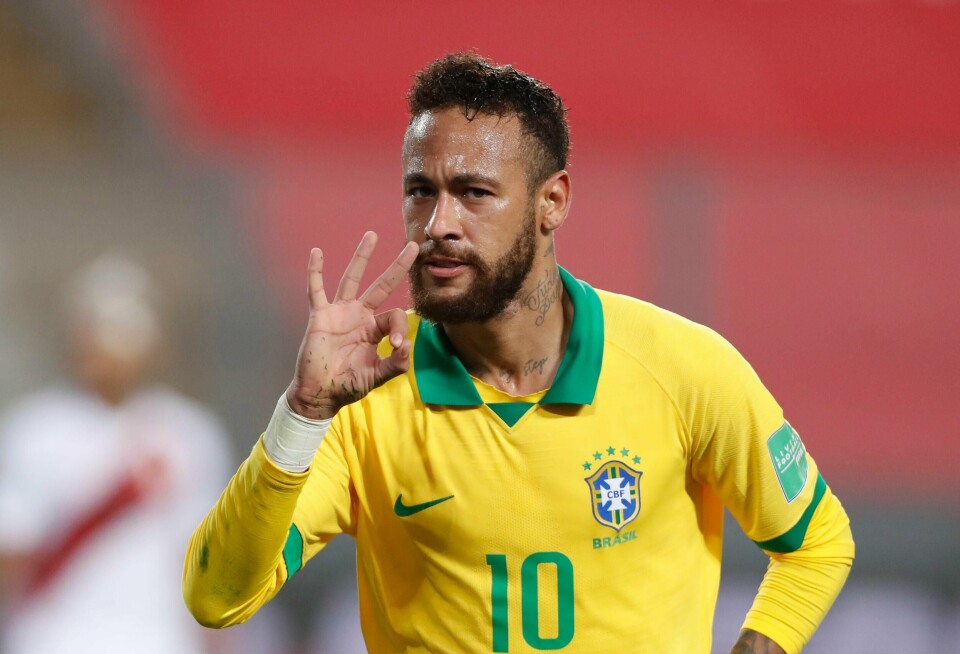 Neymar viser at han akkurat har scoret sitt tredje mål for kvelden i Brasils 4-2-seier over Peru. Foto: Paolo Aguilar / AP / NTB