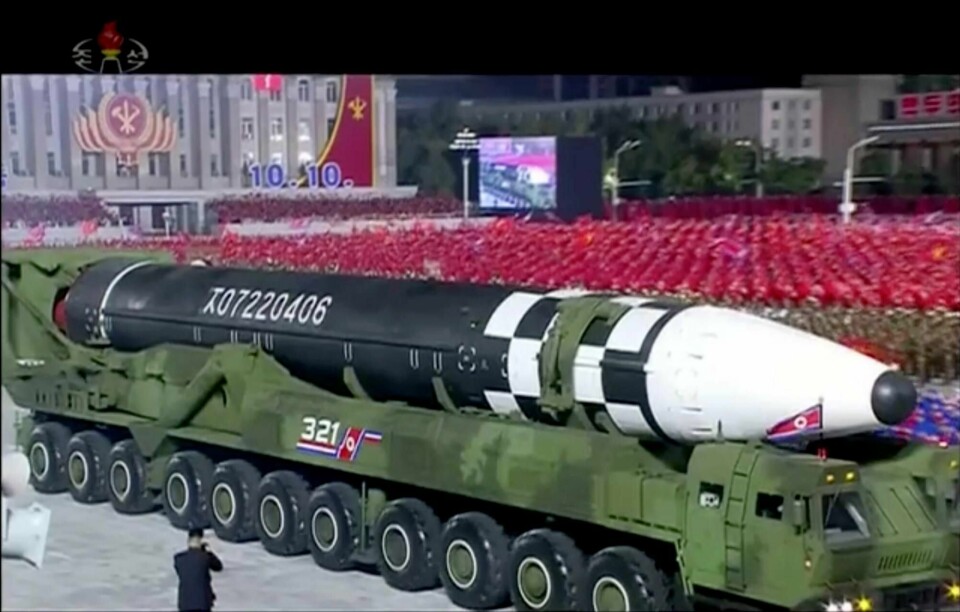 Bildet fra nordkoreansk statsfjernsyn viser fram det som tilsynelatende er en ny interkontinental ballistisk rakett i Pyongyang.