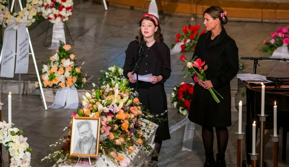 – Jeg var stolt over henne. «At hun greier det», tenkte jeg. Det hadde ikke jeg greid, sier kong Harald om talen barnebarnet Maud Angelica holdt ved sin far Ari Behns kiste.