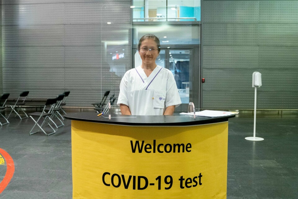 De frivillige testsentrene ved grensen langs veiene avvikles, men testsentrene på landets flyplasser videreføres. Her fra åpning av nytt testsenter i ankomsthallen på Oslo lufthavn i august. Sykepleier ved LHL, Signe Aas. Foto: Fredrik Hagen / NTB