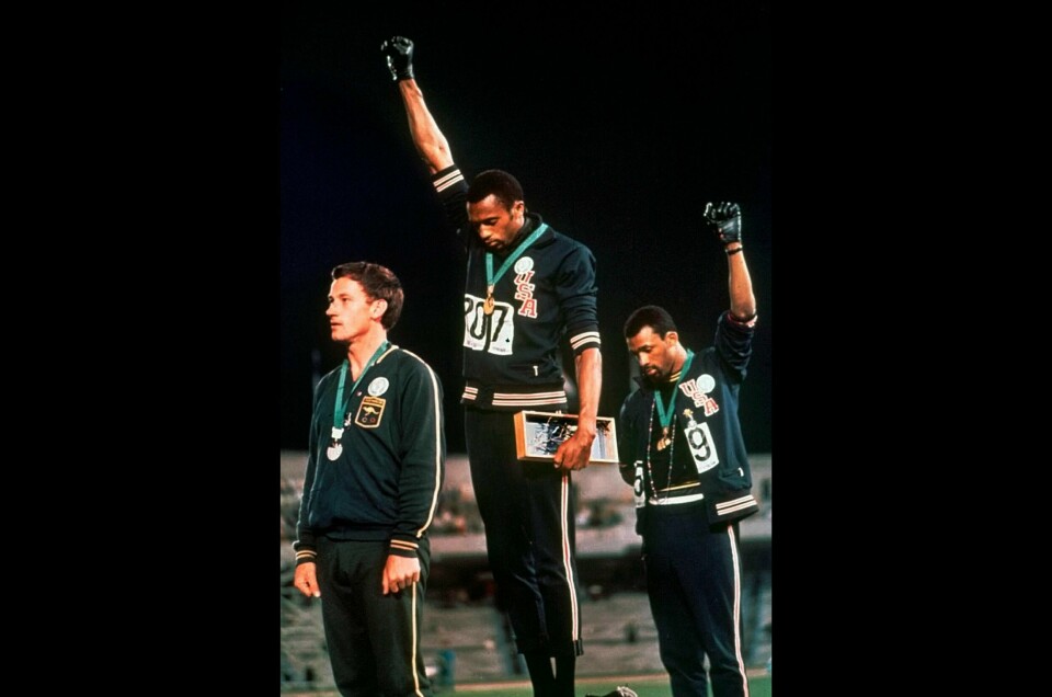 Amerikanerne Tommie Smith (øverst) og John Carlos gjør deres verdensberømte markering på seierspallen etter 200 meteren i OL i Mexico i 1968. Sølvvinneren Peter Norman fra Australia visste også hva som var på gang.