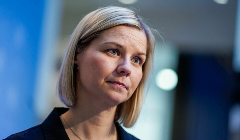 Kunnskapsminister Guri Melby (V) er skeptisk til at mange foreldre sjekker barnas mobiltelefoner.