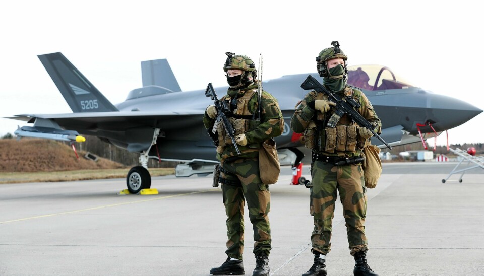 For få år siden var Rygge truet av kraftige kutt i personell og oppgaver. Under Solberg-regjeringen peker utviklingen i stedet oppover, skriver Ingjerd Schou (H). Her vokter soldater fra Force Protection et F-35A på basen.