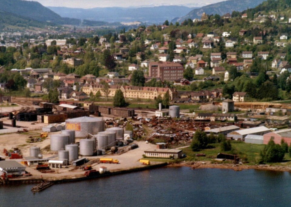 Husker du Nasjonalbrakka? Den gule bygningen midt på bildet ble jevnet med jorden i 1973, ikke uten dramatikk.Foto: Drammen Byarkiv