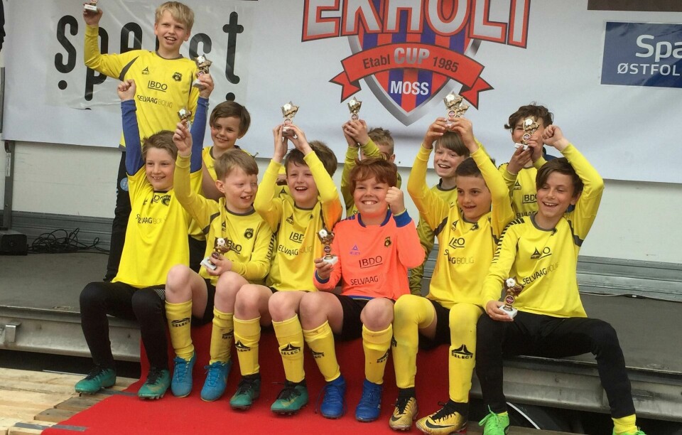 – Det er ungdommen som er MFKs framtid, mener hovedtrener Marijo Jovic. Her er et MFK-lag fra Ekholt- cup våren 2019. Bak fra venstre: Simon Nilsen, Tobias Risan, Isak Skinstad Jansen (skjult), Lars Markus Pedersen (delvis skjult), Martin Norberg Watndal, Iben Nohre Borgen. Foran fra venstre: Eren Özkan, Mads Norberg Watndal, Christoffer Foss, Nils Lien Sunnby, Leon Gashi, Lucas Perisa Johannesen. Foto: Paul Norberg – Det er ungdommen som er MFKs framtid, mener hovedtrener Marijo Jovic. Her er et MFK-lag fra Ekholt- cup våren 2019. Bak fra venstre: Simon Nilsen, Tobias Risan, Isak Skinstad Jansen (skjult), Lars Markus Pedersen (delvis skjult), Martin Norberg Watndal, Iben Nohre Borgen. Foran fra venstre: Eren Özkan, Mads Norberg Watndal, Christoffer Foss, Nils Lien Sunnby, Leon Gashi, Lucas Perisa Johannesen. Foto: Paul Norberg