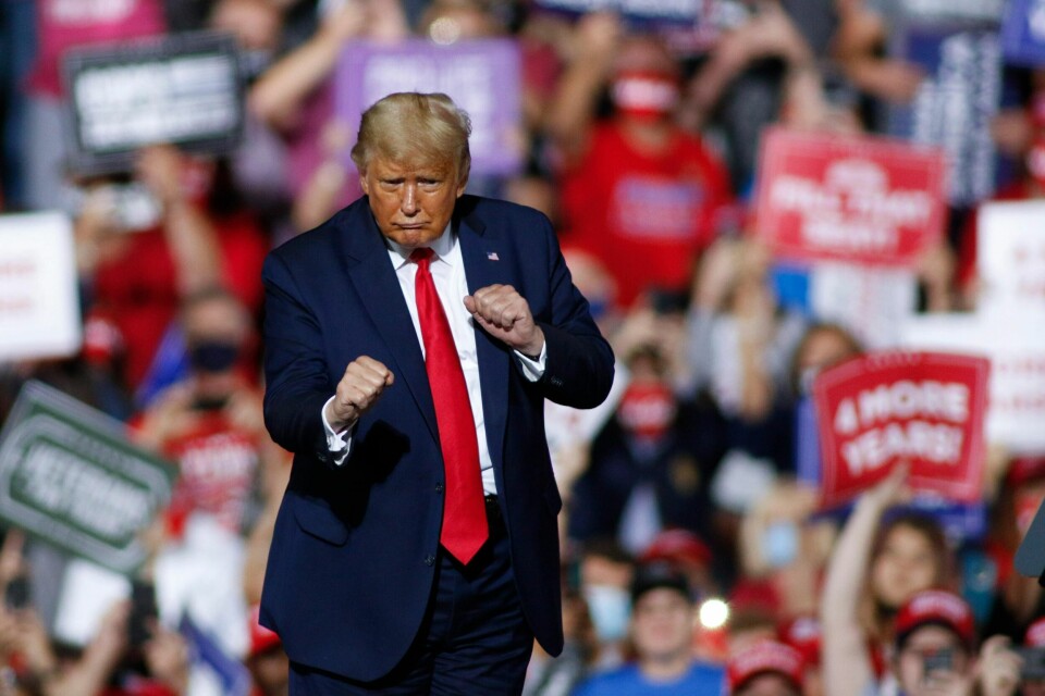 President Donald Trump danser etter å ha talt på et valgmøte i Gastonia i North Carolina onsdag. Foto: Nell Redmond / AP / NTB