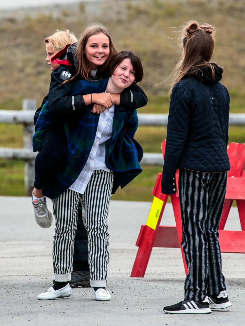 Prinsesse Ingrid Alexandra (f.v.), Maud Angelica Behn og Leah Isadora Behn leker under kongefamilien besøker UNIS og Svalbard museum på Svalbard. Foto: Lise Åserud / NTB