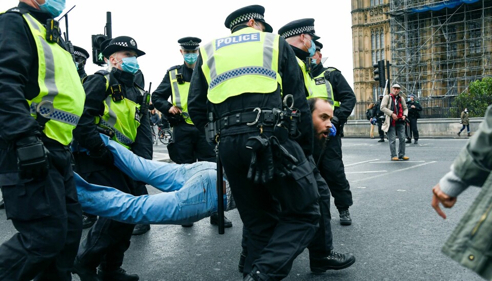 Politiet pågriper en mann som ikke ville fjerne seg etter en demonstrasjon mot koronatiltak i London.