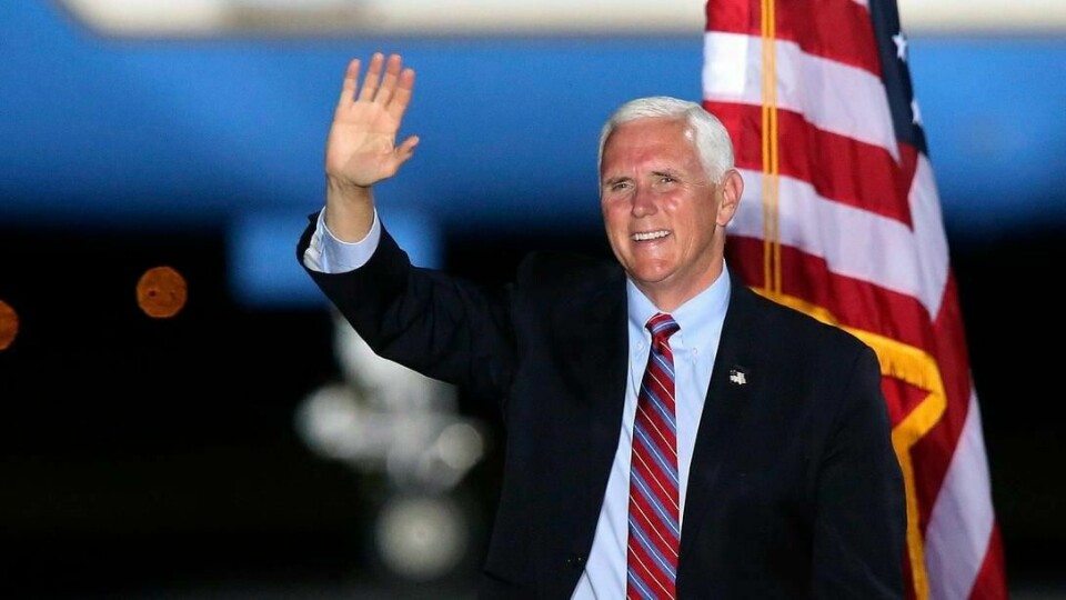 Minst fem personer i visepresident Mike Pences stab har fått påvist koronasmitte, ifølge CNN. Her vinker Pence til støttespillere i Tallahassee i Florida lørdag.