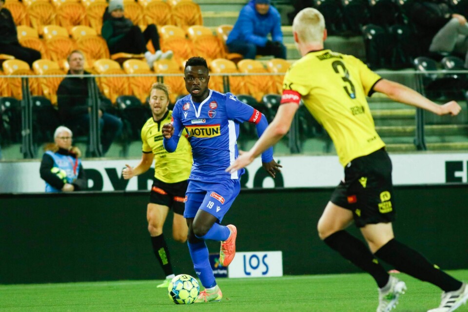 Sandefjords Brice Wembangomo i angrep mot Starts Vegard Bergan under eliteseriekampen mellom Start og Sandefjord på Sør Arena.