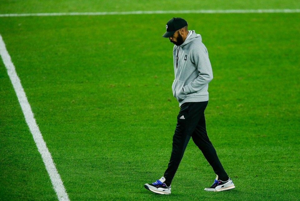 Thierry Henry går av banen etter tapet mot New York. Foto: AP/NTB