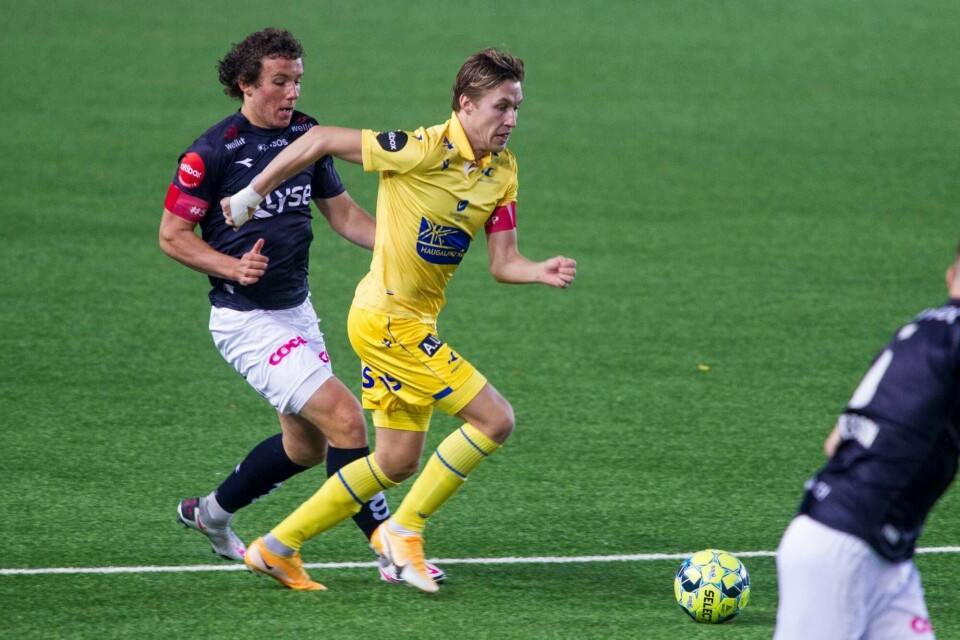 Haugesunds Niklas Sandberg i duell med Joe Bell under eliteseriekampen i fotball mellom Viking og Haugesund på Viking stadion. Foto: Carina Johansen / NTB
