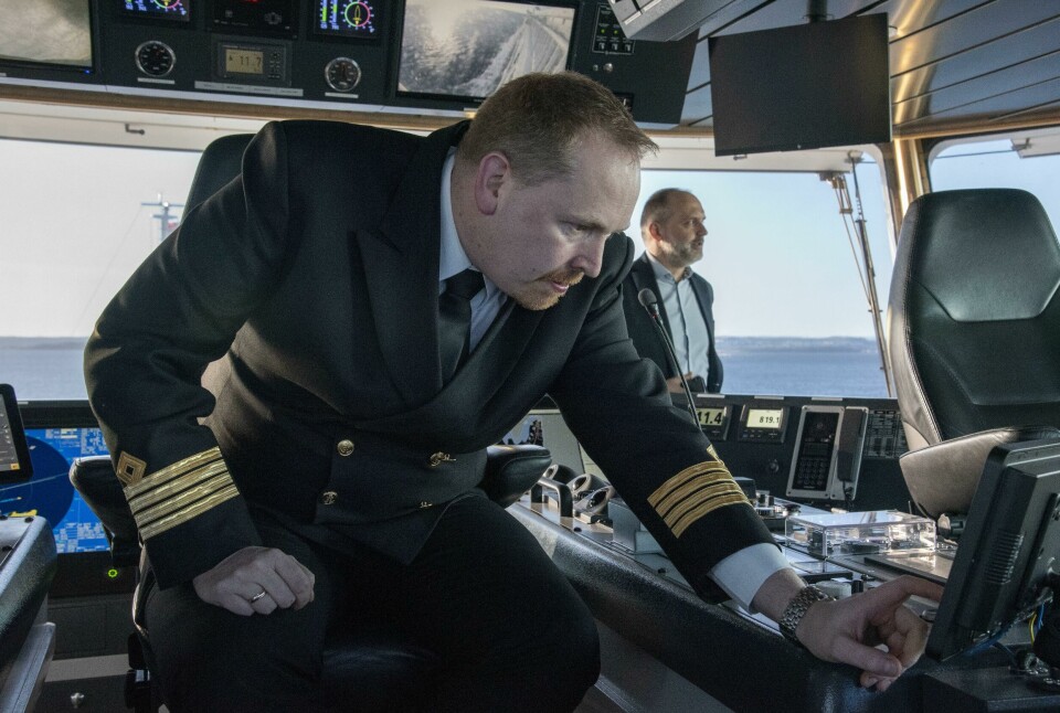 Kaptein Christian Larsen sjekker autonomifunksjonen på Bastøferja. Skipet kan nå seile over Oslofjorden uten at han eller andre fra mannskapet bør ta i roret. I bakgrunnen ser vi adm. direktør Øyvind Lund i Bastø Fosen. Kaptein Christian Larsen sjekker autonomifunksjonen på Bastøferja. Skipet kan nå seile over Oslofjorden uten at han eller andre fra mannskapet bør ta i roret. I bakgrunnen ser vi adm. direktør Øyvind Lund i Bastø Fosen.