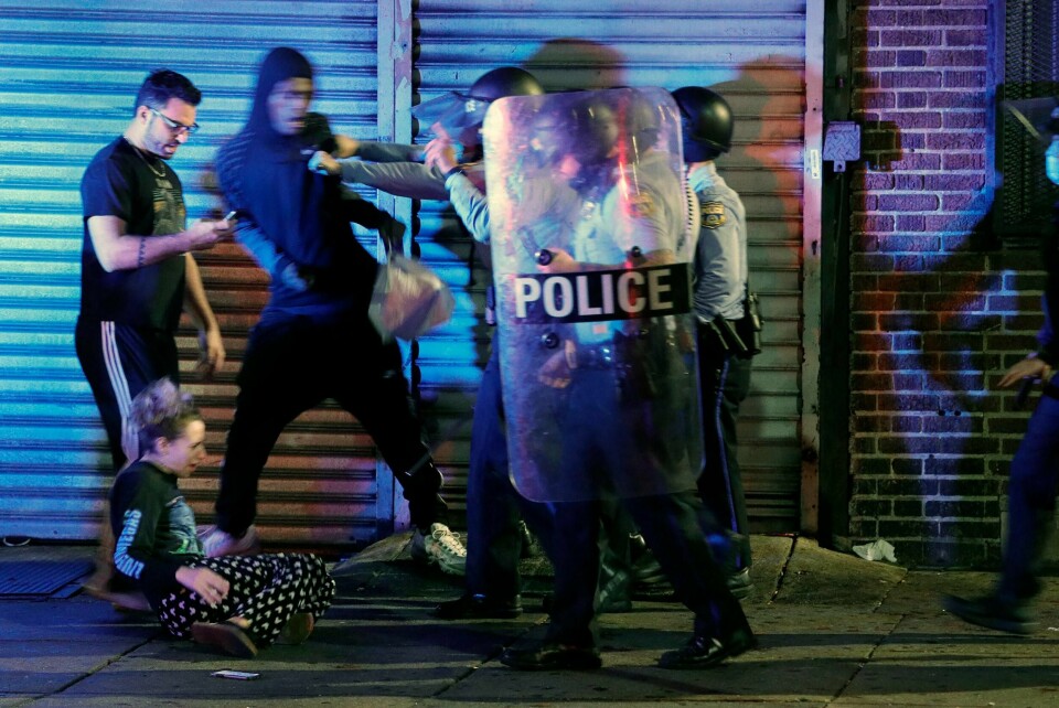 Politiet dytter demonstranter vekk i Philadelphia natt til tirsdag. Foto: Elizabeth Robertson / AP / NTB