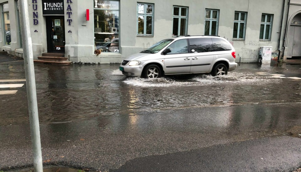 Gater ble til elver, blant annet på Grünerløkka, tirsdag. Det kan igjen bli bruk for paraply og regntøy før oktober 2020 går over i historien.
