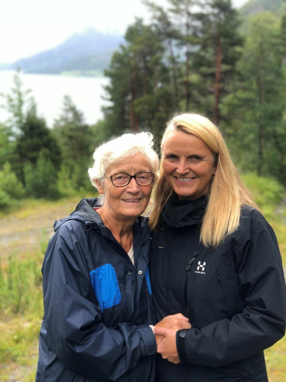 Hverdagsglede må til for å ha et godt liv. Her er kronikkforfatteren Anne Kristin Bruns (KrF) sammen med sin mor, Jenny Arset (82). Foto: Privat
