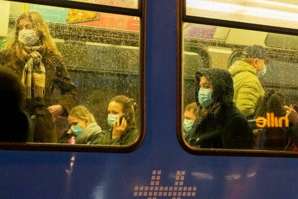 Mange på trikken dekker ansiktet, det viser tall fra Ruter. Mange på trikken dekker ansiktet, det viser tall fra Ruter.