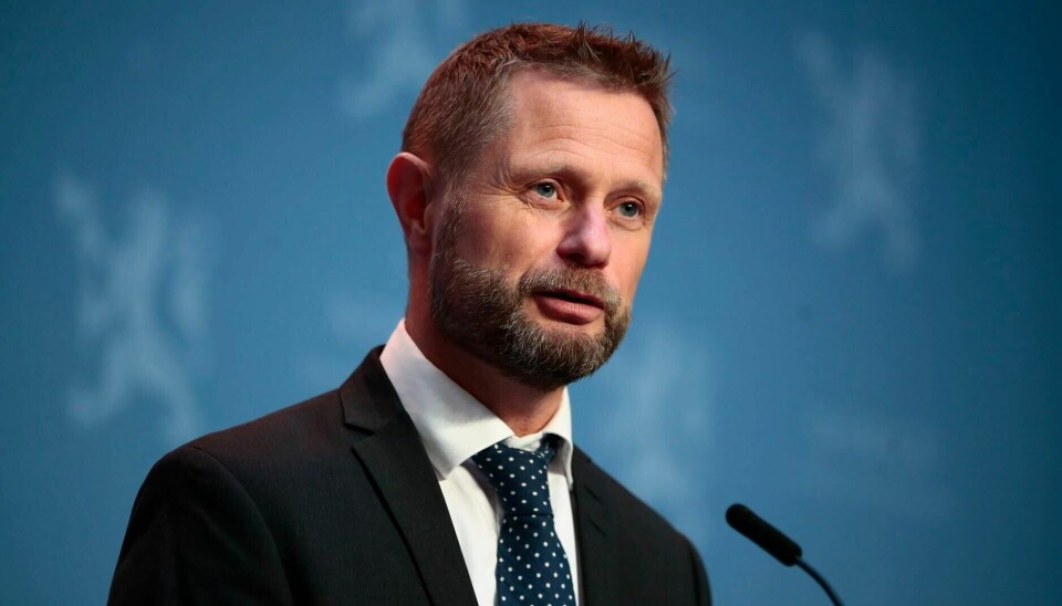 Helse- og omsorgsminister Bent Høie mener det er for tidlig å evaluere håndteringen av varslet om smitte fra Østerrike.