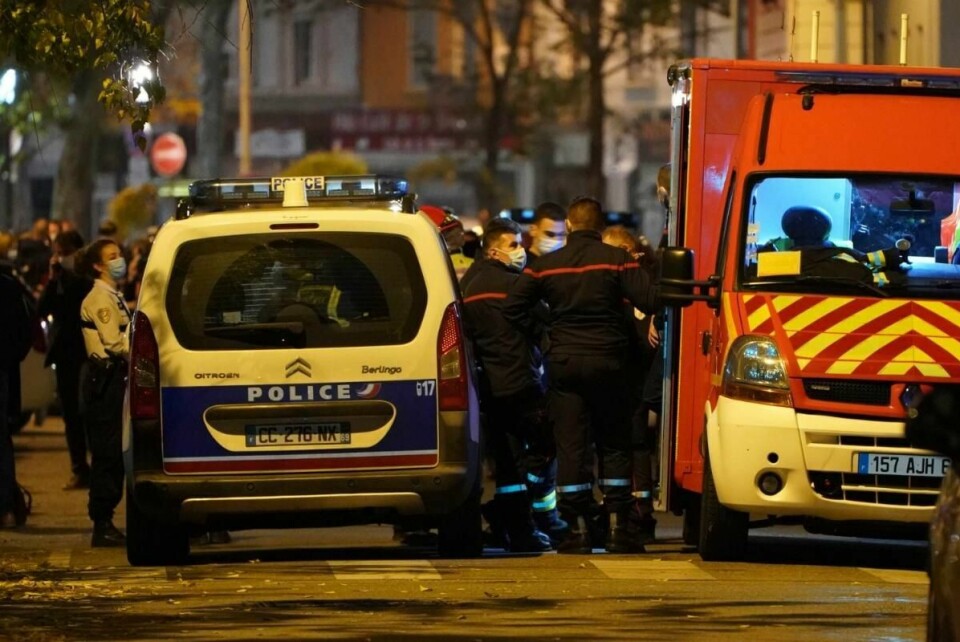 Politiet jobber på stedet i Lyon der en prest ble skutt lørdag.