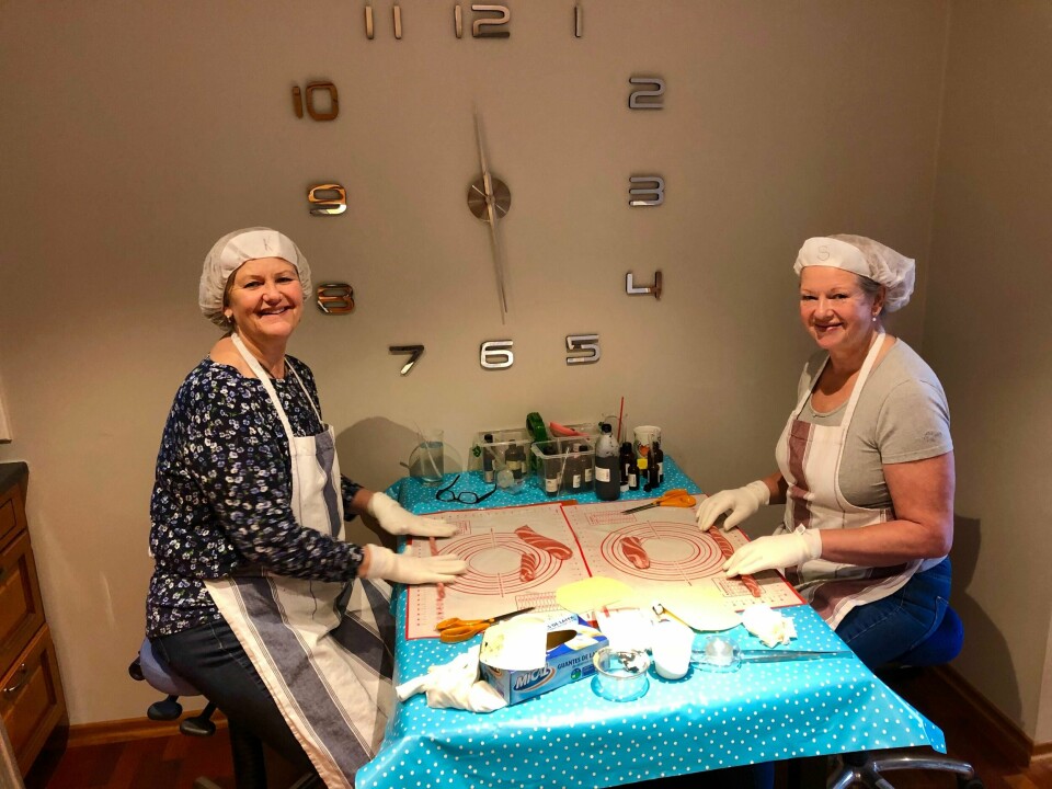 Kristin Reine (til venstre) og Sigrun Dahl i full gang med årets juleproduksjon.